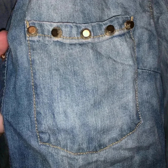 🌟Light Acid Washed Denim Button Down 🌟 - Picture 4 of 5